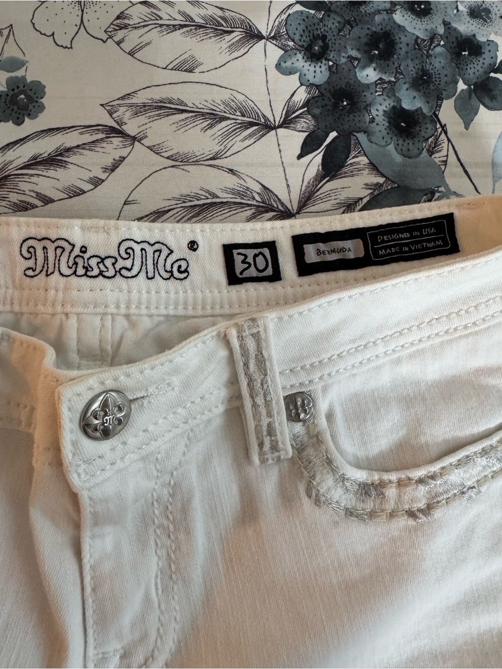 Miss Me Women’s White Denim Bermuda Shorts Size 30 Embellished - Picture 2 of 6